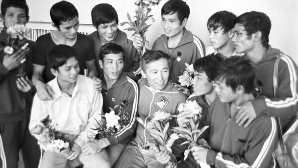 Тренер сборной команды молодежи Киргизии Сарыгул Чекиров и вьетнамские спортсмены - Sputnik Кыргызстан