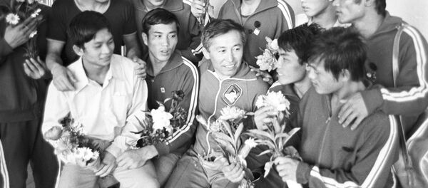 Тренер сборной команды молодежи Киргизии Сарыгул Чекиров и вьетнамские спортсмены - Sputnik Кыргызстан