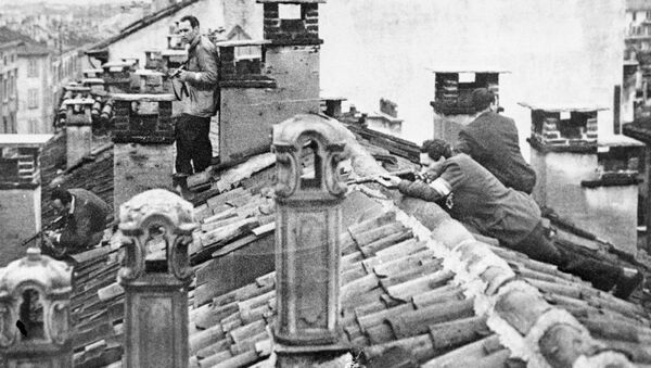 Бойцы отряда движения Сопротивления на крыше дома во время вооруженного восстания в Милане. Архивное фото - Sputnik Кыргызстан