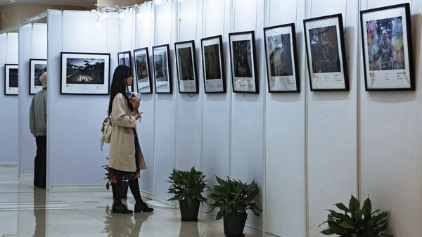 Посетители на открытии выставки победителей Международного конкурса фотожурналистики имени Андрея Стенина - Sputnik Кыргызстан
