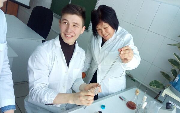В течение недели 19 будущих ученых ─ старшеклассники из двух школ Бишкека — побывали в КемГУ, где смогли завершить свои исследовательские проекты на базе современных лабораторий университета - Sputnik Кыргызстан
