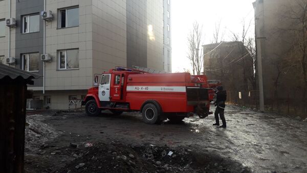 Пожарная машина около жилого дома на пересечении улиц Туголбая Ата и Гоголя в Бишкеке где было возгорание - Sputnik Кыргызстан