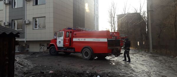 Пожарная машина около жилого дома на пересечении улиц Туголбая Ата и Гоголя в Бишкеке где было возгорание - Sputnik Кыргызстан