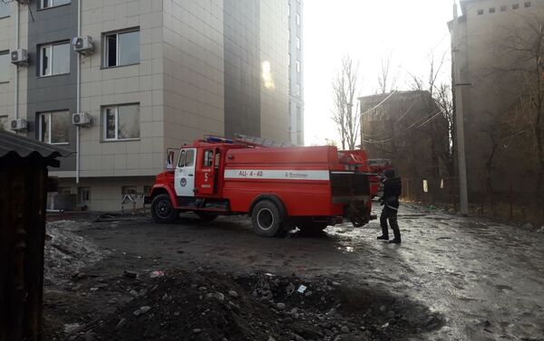 Подросток спрыгнул с пятого этажа дома, спасаясь от пожара - Sputnik Кыргызстан