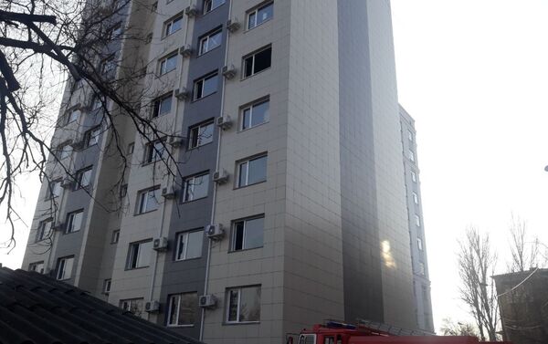 Как сообщили в пресс-службе МЧС, возгорание произошло в доме на пересечении улиц Туголбая Ата и Гоголя в 15.20 - Sputnik Кыргызстан