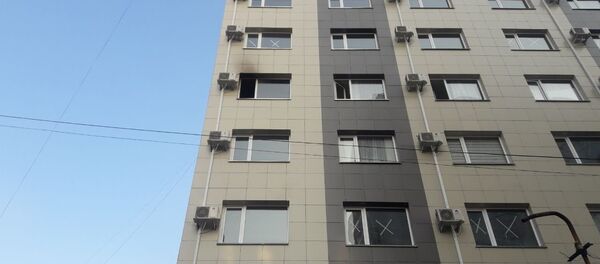 Бишкектин Түгөлбай-Ата жана Гоголь көчөлөрүнүн кесилишиндеги көп кабаттуу үйдүн 5-кабатындагы өрт - Sputnik Кыргызстан