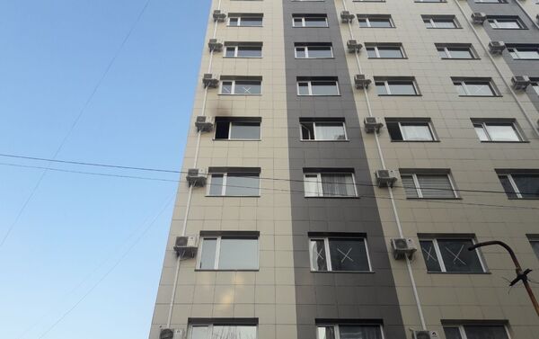 В центре экстренной медицины Бишкека подтвердили информацию, что 14-летний подросток упал с высоты 5-го этажа. Пока о его состоянии ничего не известно. - Sputnik Кыргызстан