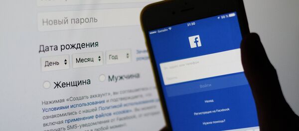 Страница социальной сети Фейсбук на экранах компьютера и смартфона. Страница социальной сети Фейсбук на экранах компьютера и смартфона. - Sputnik Кыргызстан