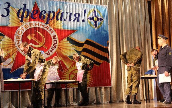 На территории авиабазы ОДКБ Кант к Дню защитника Отечества состоялся концерт с праздничной военно-юмористической программой для детей - Sputnik Кыргызстан