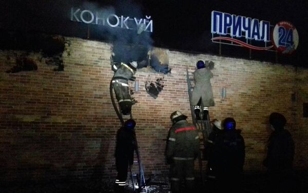 В Бишкеке горит здание центра отдыха возле ночного клуба Ретро-Метро - Sputnik Кыргызстан