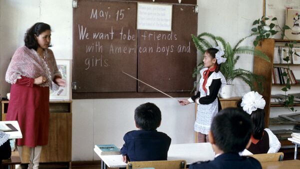 Урок английского языка в средней школе - Sputnik Кыргызстан