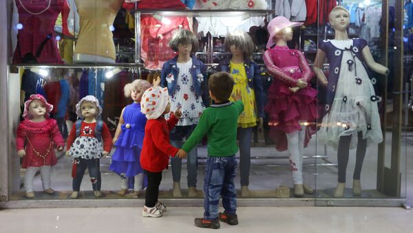Мальчик и девочка смотрят на витрину с детской одеждой. Архивное фото - Sputnik Кыргызстан