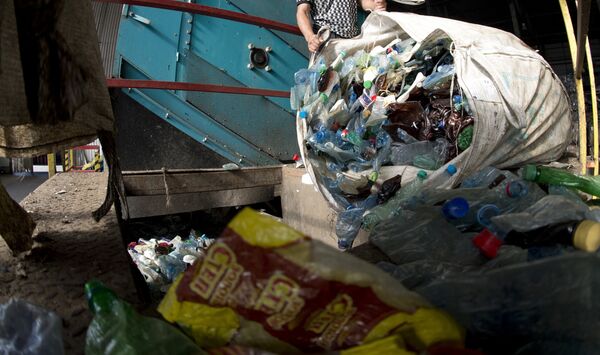 Кыргызстандагы 16,5 тонна таштандыдан пайда көрүүнүн жолу. Кызыктуу маек Кыргызстандагы 16,5 тонна таштандыдан пайда көрүүнүн жолу. Кызыктуу маек - Sputnik Кыргызстан