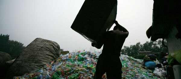 Мужчина с коробкой пластиковых бутылок. Архивное фото - Sputnik Кыргызстан