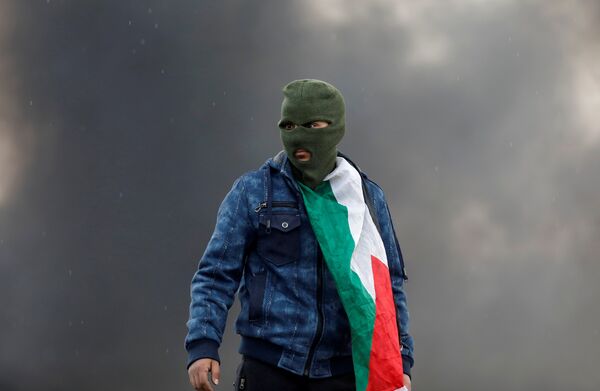 Наблус шаарынын жака белинде израилдик аскерлер менен кагылышуу маалындагы палестиналык демонстрант - Sputnik Кыргызстан