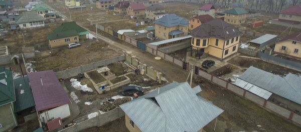 Манас аба майданына бараткан жолдо жайгашка Ак-Жол айылы Манас аба майданына бараткан жолдо жайгашка Ак-Жол айылы - Sputnik Кыргызстан