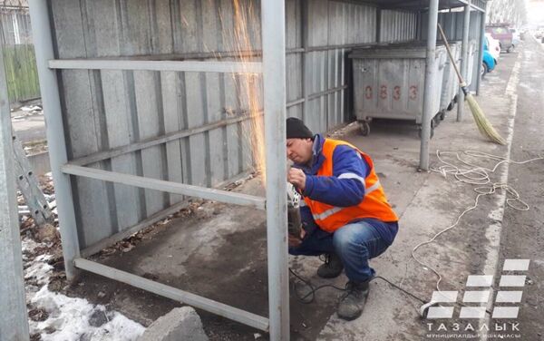 К моменту публикации материала муниципальное предприятие Тазалык уже демонтировало часть конструкции для мусорных баков. - Sputnik Кыргызстан