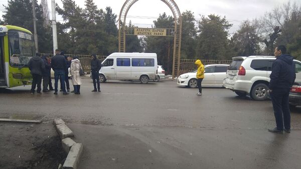 Автобус маршрута № 6 спровоцировал ДТП, врезавшись во внедорожник на улице Ахунбаева в Бишкеке - Sputnik Кыргызстан