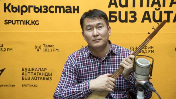 Акын Баян Акматов маек учурунда - Sputnik Кыргызстан