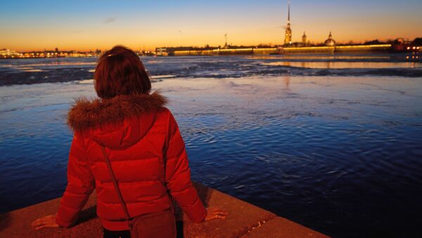 Девушка на набережной реки Невы в Санкт-Петербурге. Архивное фото - Sputnik Кыргызстан