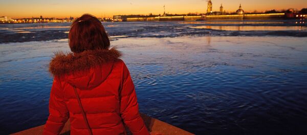 Девушка на набережной реки Невы в Санкт-Петербурге. Архивное фото Девушка на набережной реки Невы в Санкт-Петербурге. Архивное фото - Sputnik Кыргызстан