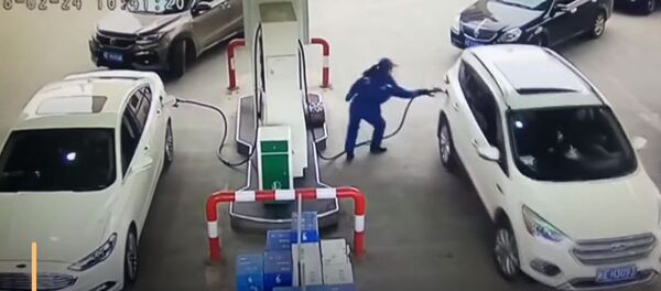 Что будет, если уехать с заправки, не вынув шланг из бензобака — видео Что будет, если уехать с заправки, не вынув шланг из бензобака — видео - Sputnik Кыргызстан