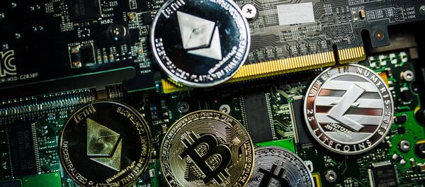 Сувенирные монеты с логотипами криптовалют Bitcoin, Litecoin и Ethereum на плате компьютера Сувенирные монеты с логотипами криптовалют Bitcoin, Litecoin и Ethereum на плате компьютера - Sputnik Кыргызстан