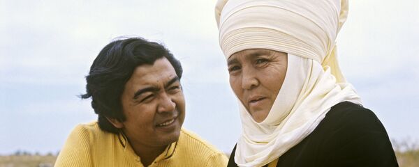 Кинорежиссер Болот Шамшиев и актриса Сабира Кумушалиева - Sputnik Кыргызстан