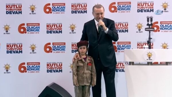 Эрдоган утешил плачущую девочку, пообещав ей похороны с почестями - Sputnik Кыргызстан
