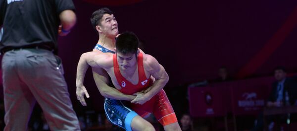 Борец греко-римского стиля Акжол Махмудов во время схватки с борцом из Японии Томохиро Иноуе. Архивное фото - Sputnik Кыргызстан