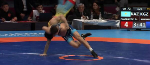 Балбан Махмудов казак атаандашын көтөрүп чаап жеңгенде... Беттештин видеосу - Sputnik Кыргызстан