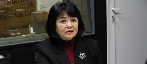 Кыргызстан парламентинин алгачкы синхрондук котормочусу, дасыккан, бай тажрыйбага ээ адиси Жумагүл Карагулова. Архив - Sputnik Кыргызстан