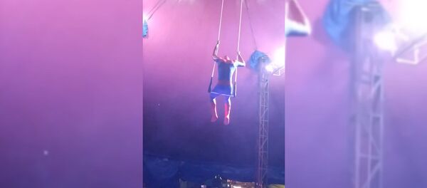 В Бразилии акробат в костюме человека-паука сорвался с высоты — видео - Sputnik Кыргызстан