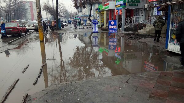 Лужа на пересечении проспекта Дэн Сяопина в Бишкеке - Sputnik Кыргызстан