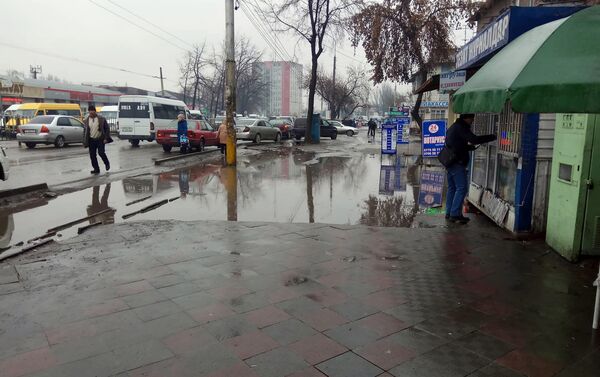Лужа на пересечении проспекта Дэн Сяопина и улицы Интергельпо (район Шлагбаума) в Бишкеке - Sputnik Кыргызстан