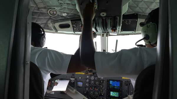 Пилоты в кабине самолета. Архивное фото - Sputnik Кыргызстан