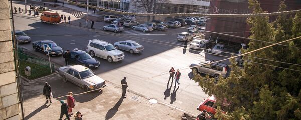 Люди на одной из центральных улиц Бишкека возле площади Ала-Тоо. Архивное фото - Sputnik Кыргызстан