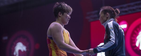 Белгилүү балбан Айсулуу Тыныбекова чемпионатка катыша албаса да, кыздарга дем-күч берип машыктыруучулукту аркалады - Sputnik Кыргызстан