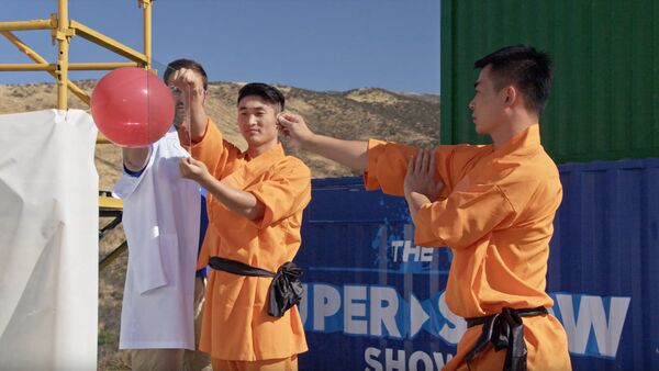 Монах пробил стекло швейной иглой — удивительное видео - Sputnik Кыргызстан