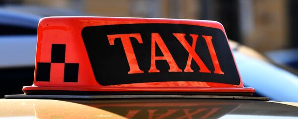 Световой короб на крыше автомобиля такси. Архивное фото Световой короб на крыше автомобиля такси. Архивное фото - Sputnik Кыргызстан