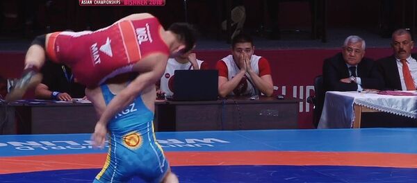 Балбан Евлоев Кыргызстандын капчыгына алтын алып келгенде... Беттештин видеосу - Sputnik Кыргызстан