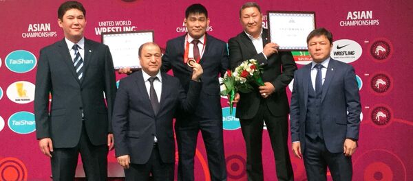 Вручение бронзовой медали ОИ 2008 года борцу Базару Базаргуруеву - Sputnik Кыргызстан