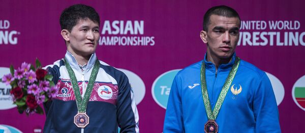 Кыргызстанский борец вольного стиля Улукбек Джолдошбеков(слева). Архивное фото - Sputnik Кыргызстан