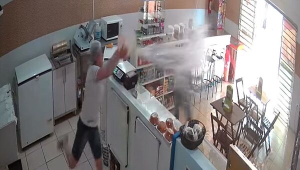 Бразилияда дүкөн тоноого кирген ууруну пол жууган аял суу чачып кубалады - Sputnik Кыргызстан