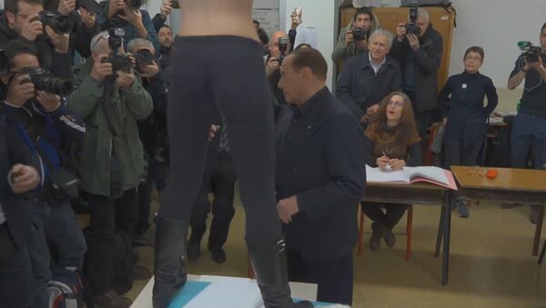 Полуголая девушка выскочила перед Берлускони во время голосования — видео - Sputnik Кыргызстан