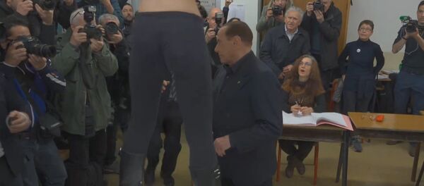 Полуголая девушка выскочила перед Берлускони во время голосования — видео - Sputnik Кыргызстан