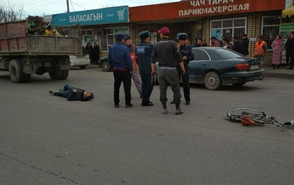 На месте работают сотрудники ГУОБДД. Правоохранительные органы сообщили, что пострадавшего передали скорой помощи. - Sputnik Кыргызстан