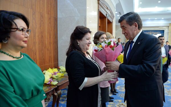 Перед началом встречи Жээнбеков поздравил женскую половину журналистов с наступающим праздником и вручил цветы - Sputnik Кыргызстан
