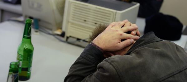 Пьяный мужчина. Архивное фото - Sputnik Кыргызстан