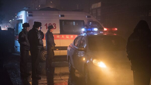 Сотрудники милиции и карета скорой помощи на месте происшествия. Архивное фото - Sputnik Кыргызстан